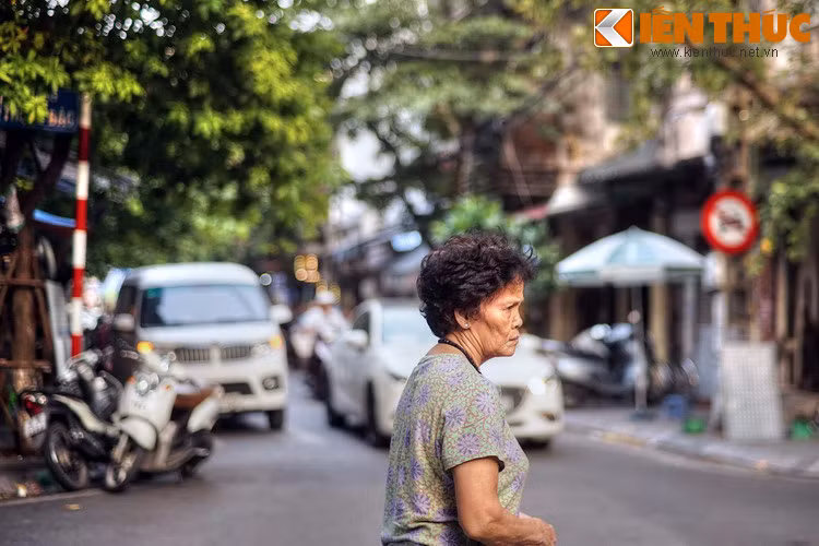 Nhà cửa ở trong phố này phần lớn là nhà của các gia đình công chức dùng để ở hoặc cho thuê. Người thuê cũng là giới viên chức đi làm ở các sở công tư, vợ ở nhà hay có sạp hàng nhỏ trong chợ Đồng Xuân.