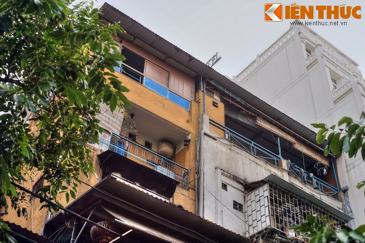 Trong những năm 1938-1942, nhiều người buôn bán phát đạt, phất mạnh nhờ buôn bán tơ, sợi, đồng sắt... Vì vậy, giá nhà đất trong phố tăng vọt và thuộc về tay những thương gia hoặc quan lại nhiều tiền. Họ mua nhà cũ, bỏ tiền ra xây lại theo kiểu hiện đại để ở.