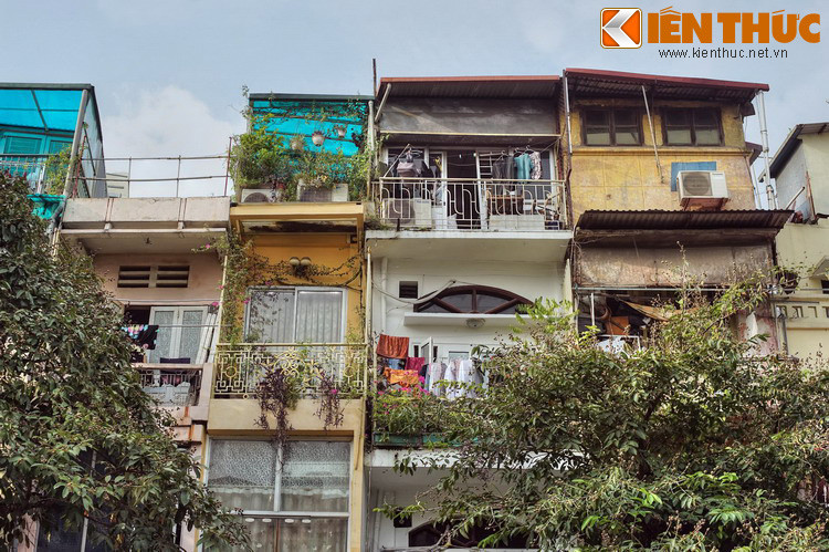 Các sách nhiều tập – như sách lịch sử - thì bản khắc đầy một gian nhà. Và chính cái việc chứa giữ các bản gỗ này đã trở thành một thuật ngữ chỉ các nhà xuất bản thời xưa, đó là “tàng bản” – hay nơi “chứa bản khắc gỗ”.