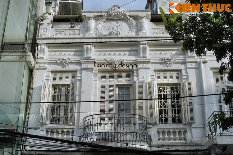 Đó cũng là giai đoạn phố Hàng Gai được “Tây hóa” mạnh mẽ với sự xuất hiện của hàng loạt cửa hàng tạp hóa, hiệu mũ, hiệu kính thuốc, trong đó phải kể đến hiệu tạp hóa đầu tiên của lái buôn Pháp Bazin mở ở tòa công sứ cũ.