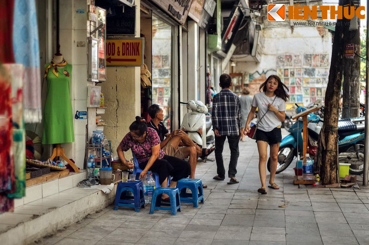 Đây là nơi tập trung rất nhiều văn phòng công ty du lịch, khách sạn, cửa hàng tranh, đồ lưu niệm – trong đó có khá nhiều cửa hàng chuyên về đồ tơ lụa - phục vụ cho du khách nước ngoài.