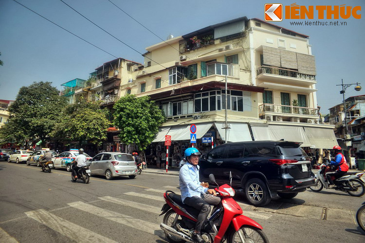 Trong những ngày đầu của cuộc Toàn quốc kháng chiến 1946, phố Hàng Gai là ranh giới phía nam của Liên khu I. Đây là một tuyến lửa ác liệt, nơi dãy phố bên số lẻ bị địch kiểm soát, dãy phố bên chẵn là của ta...
