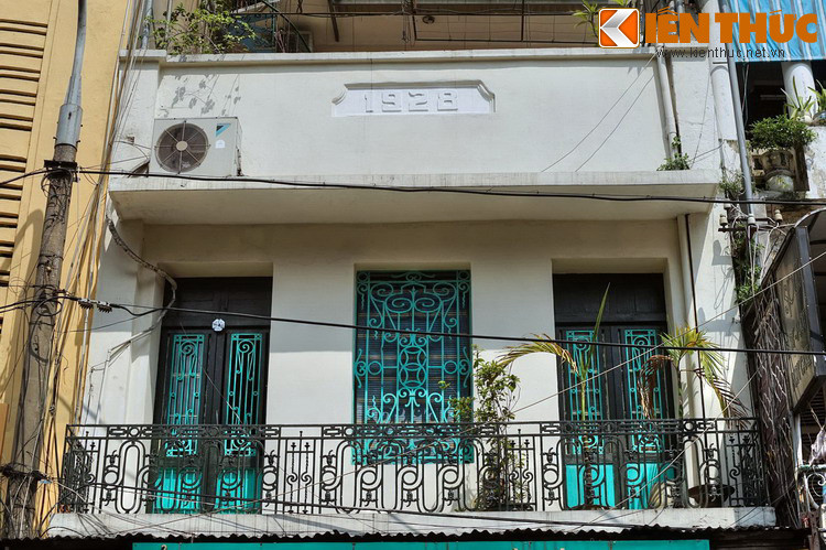 Ngoài ra, phố Hàng Gai cũng là nơi lưu giữ khá nhiều ngôi nhà có từ đầu thế kỷ 20, mang những phong cách kiến trúc phong phú của nhà phố Hà Nội xưa.