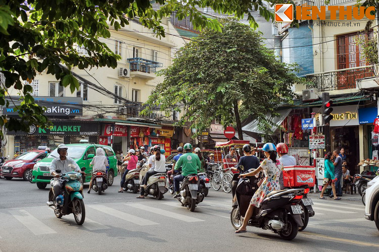 Quanh nghề in sách ở phố Hàng Gai có nhiều điều thú vị mà ngày nay không nhiều người còn nhớ. Thời đó, việc in sách được tiến hành như sau: trước hết thuê người viết chữ đẹp chép đúng như quy cách của quyển sách định in. Chép xong chuyển sang khắc.