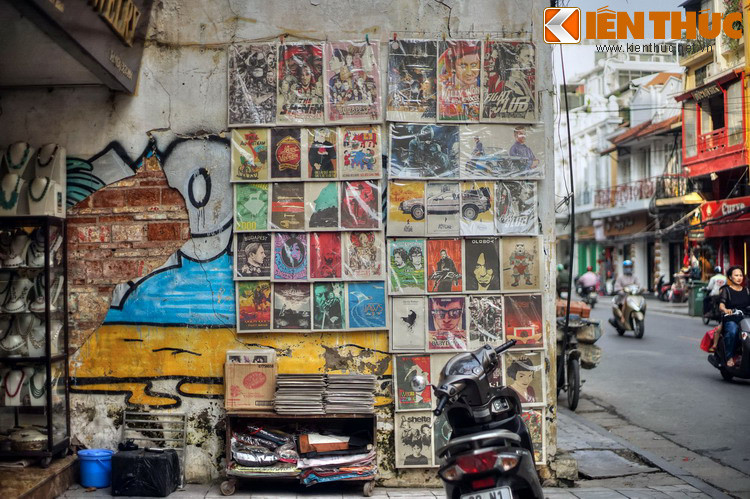 Dù mang tên gọi Hàng Gai trong nhiều thế kỷ, trên thực tế, mặt hàng dây gai đã biến mất trên phố từ thế kỷ 19, nghề in sách đã du nhập vào đây. Nhiều cửa hàng khắc ván, in sách và bán sách mở ra, đẩy các hàng bán dây gai lên phường Đông Thành, phố Bát Đàn.