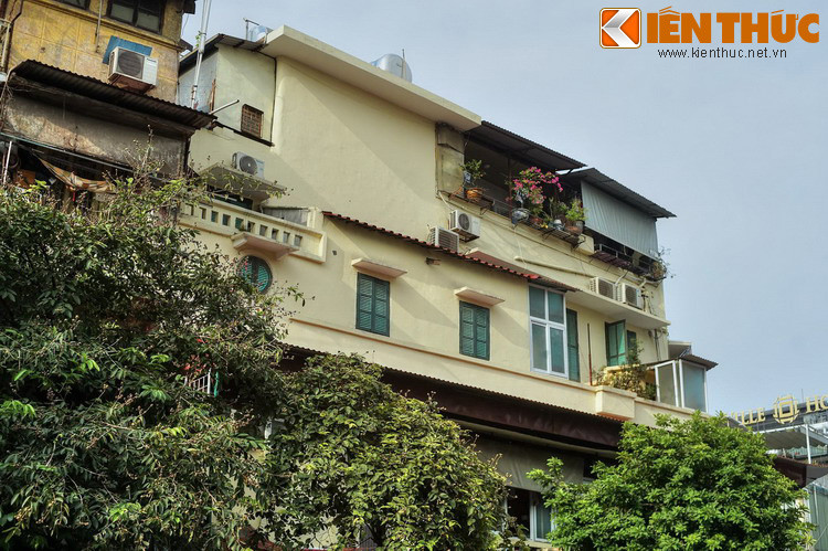 Đến thời Pháp thuộc, với sự phổ biến của chữ quốc ngữ và kỹ nghệ in ấn phương Tây, các nhà in chữ hiện đại dần dần thay thế các nhà “tàng bản” truyền thống, có thể kể đến nhà in Đông Kinh ở số nhà 82, nhà in Ngô Tử Hạ ở số nhà 104.