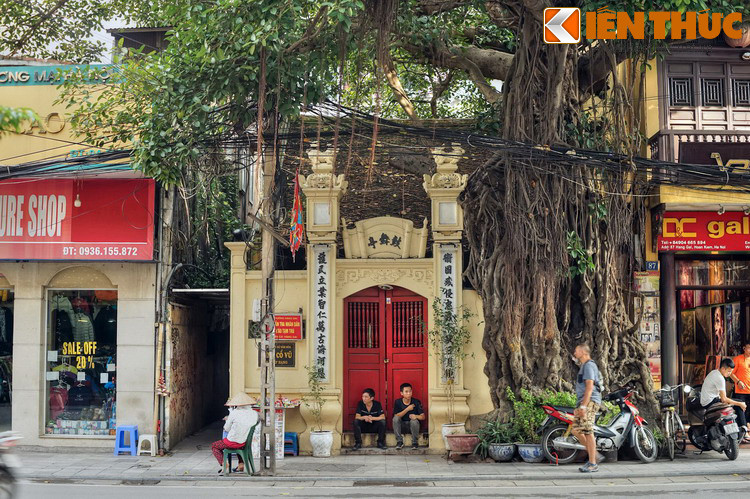 Ở số 85 phố Hàng Gai có đình Cổ Vũ nơi thờ thần Bạch Mã cùng Linh Lang, hai vị thần có liên quan mật thiết đến lịch sử kinh thành Thăng Long xưa. Đình Cổ Vũ có một dãy nhà ở mé trong cũng từng là một cơ sở in lớn trong quá khứ.