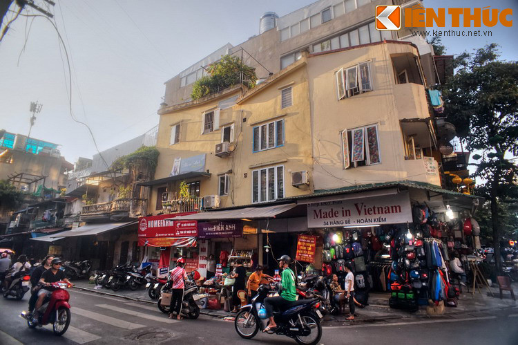 Khi dòng chảy còn ở sát chân đê thì các bè gỗ, nứa, tre, song, mây, lá gồi từ miền ngược xuôi về thường áp vào đây để đem lên chợ tiêu thụ, thành ra khúc đê này có tên Hàng Bè, chợ trên đê là chợ Hàng Bè.