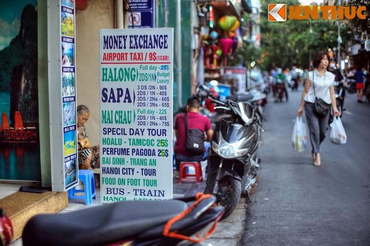 Do nằm gần hồ Gươm, các ngành kinh doanh phục vụ du lịch đã bùng nổ mạnh mẽ trên phố Hàng Bè từ thập niên 1990. Trên phố giờ đây có rất nhiều văn phòng công ty du lịch, khách sạn, phòng tranh, cửa hàng lưu niệm... phục vụ du khách quốc tế.