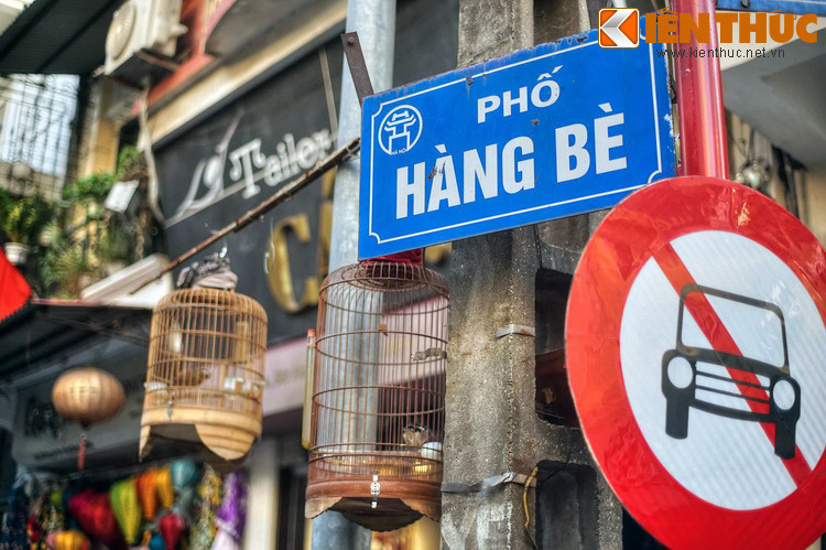 Tên gọi phố Hàng Bè có một lịch sử khá phức tạp. Theo đó, trước kia đầu phố ở gần cửa ô Mỹ Lộc, giáp bờ sông Hồng và đất Hàng Bè vốn là một khúc của con đê cũ.