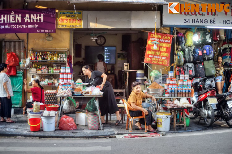 Chợ Hàng Bè ban đầu nằm gần bến sông. Khi con đê mới được xây thì bến sông dời ra xa, chợ nằm giữa phố Hàng Bè và không còn bóng dáng của những con bè nữa. Theo thời gian diện tích chợ đã mở rộng dần tới phố Gia Ngư, ngõ Cầu Gỗ trước khi bị giải tòa cách đây ít năm.