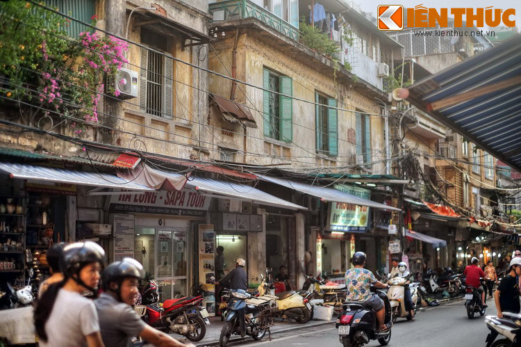 Khi cát bồi đưa lòng sông ra xa, bè mảng không áp sát vào chân đê được nữa thì phố này trở thành nơi buôn bán cau, nên phố Hàng Bè thời đó còn có tên là phố Hàng Cau.