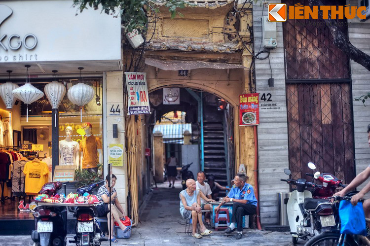 Vào những năm 1920 – 1930, đa số nhà dân ở Hàng Bè đều là cửa hàng bán cau tươi, cau khô. Ngoài ra, đoạn gần ngã tư Cầu Gỗ có một dãy nhà chuyên bán sơn và một vài nhà chuyên bán đồ khô.