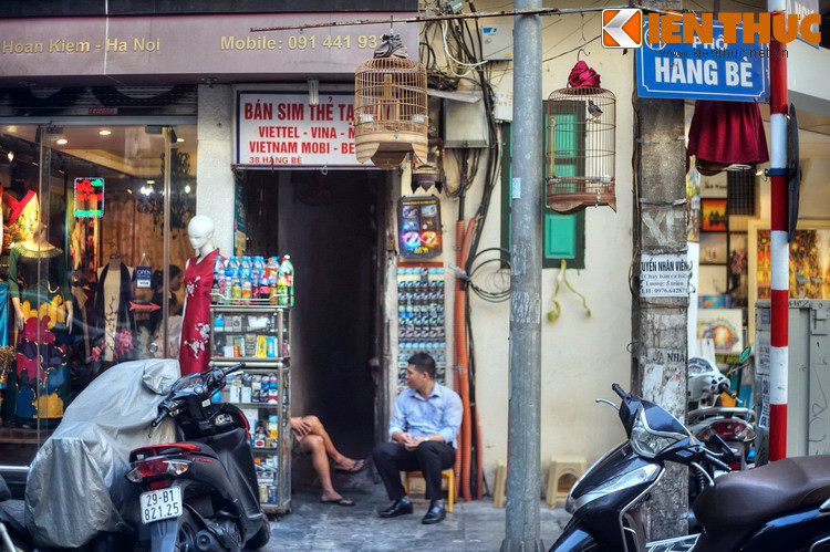 Như vậy tên gọi Hàng Bè không phản ánh loại hàng hóa đặc trưng trên phố như cách đặt tên của các phố “Hàng” khác ở phố cổ mà dựa trên loại phương tiện di chuyển gắn với cư dân ở địa phương. Còn mặt hàng phổ biến trên phố thời đó là cau.