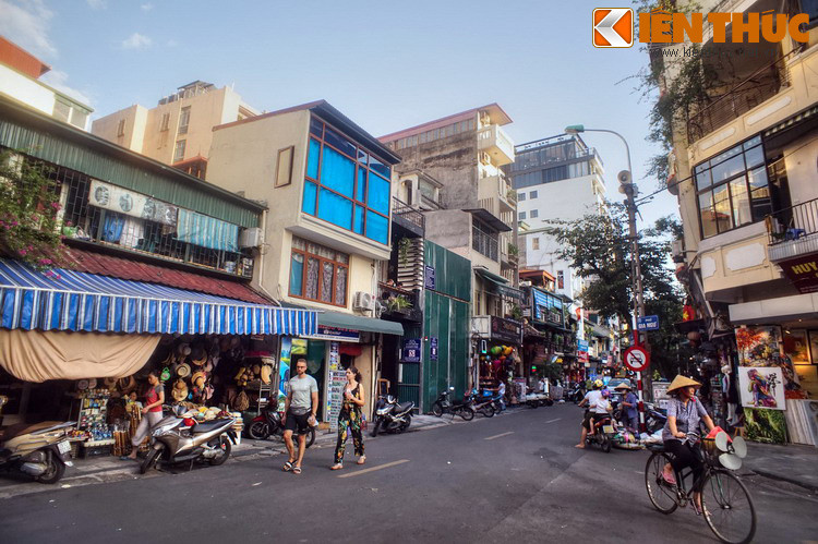 Sau đó người dân đã đắp một con đê mới cách xa đê cũ và gọi là Bè Thượng. Sau khi người Pháp chiếm Hà Nội họ gọi đoạn đê mới là rue de Digue” (phố trên đê), tức đường Nguyễn Hữu Huân ngày nay, còn phố Hàng Bè/ Hàng Cau là due des Radeaux, nghĩa là phố của những cái bè.