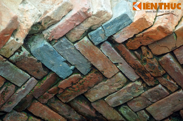 Cận cảnh các múi gạch xếp kiểu xương cá.