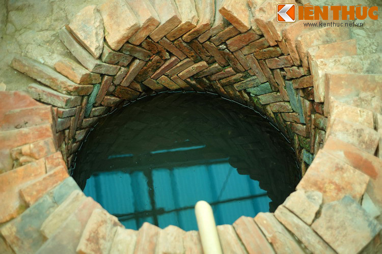 Nét đặc sắc nằm ở chỗ giếng được xây bằng kỹ thuật xếp gạch hình xương cá, với các viên gạch vồ được xếp chéo lên nhau đều đặn và rất đẹp mắt.