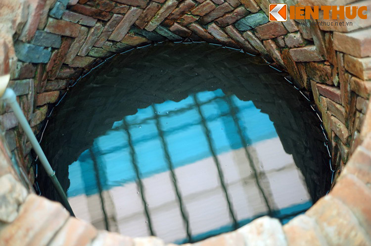 Hiện tại, giếng được duy trì lượng nước ổn định nhờ đường ống dẫn nước từ bên ngoài vào.