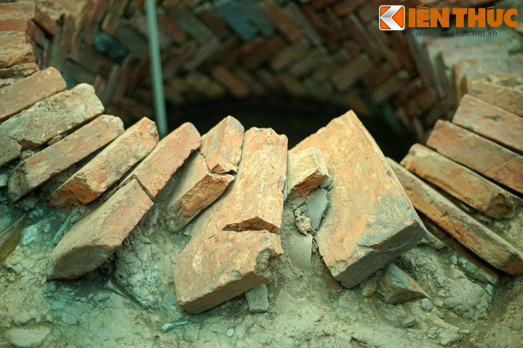 Khi khai quật, các nhà khảo cổ đã tìm thấy trong lòng giếng nhiều đồ gốm và vật liệu kiến trúc thời Trần.