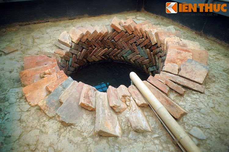 Theo các chuyên gia khảo cổ học, giếng được xây bằng gạch từ thời Trần, niên đại thế kỷ 13-15. Chiều sâu của giếng là 4 mét.