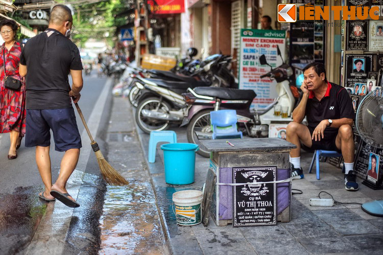 Về nghề bán mắm ở phố Hàng Mắm, từ năm 1884, bác sĩ Hocquard đã mô tả: “…Trong cửa hàng bán mắm, vịt ướp, cá khô treo trên trần nhà. Mùi nước mắm, mắm tôm nồng nặc”. Năm 1934, Bonifaci viết: “Phố Hàng Mắm bốc mùi khó chịu, trong nhà bán tôm, cá khô…”.