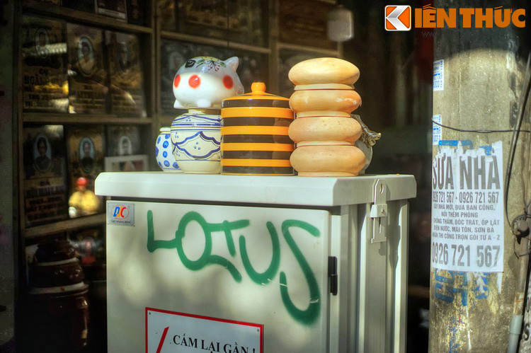 Mắm trên phố được bán buôn là chính, mỗi chuyến cất hàng năm bảy tạ do thương lái mang đi các tỉnh. Những năm 1930, phố có thêm cửa hàng buôn các đồ hải sản để nấu cỗ như vây cá mập, bóng cá dưa, bóng cá thủ, sá sùng, tôm, mực khô...