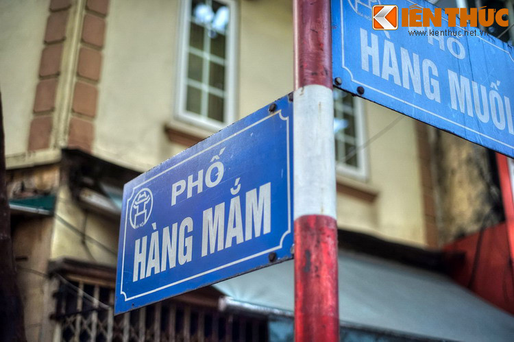 Chính quyền thuộc địa đặt tên con phố mới sáp nhập là rue de la Saumure, nghĩa là “phố hàng ướp mặn”. Có lẽ lúc đó người Pháp đã bối rối khi tìm cách chuyển dịch từ “Mắm” sang tiếng Pháp. Tên gọi phố Hàng Mắm được chính thức sử dụng lại từ năm 1945.