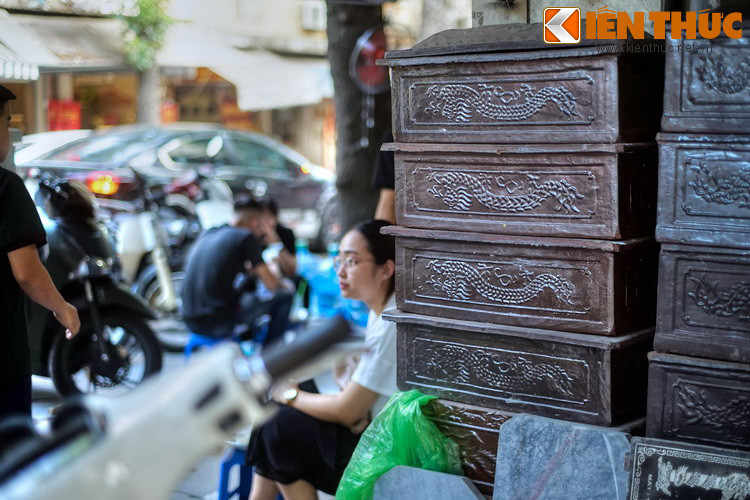 Cửa hàng bia mộ cũng bán cả tiểu sành dùng đề đựng tro cốt người đã khuất.