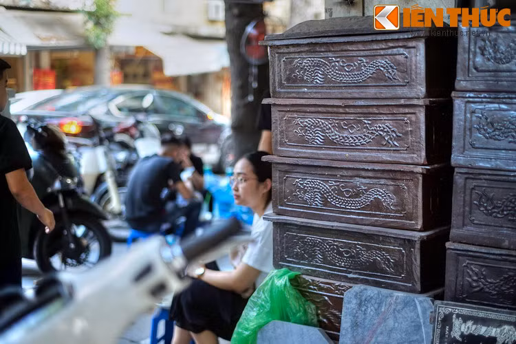 Cửa hàng bia mộ cũng bán cả tiểu sành dùng đề đựng tro cốt người đã khuất.