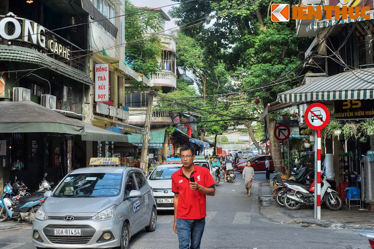 Cuối thế kỷ 19, thực dân Pháp phá bỏ cửa ô Mỹ Lộc và bức tường cũ, sáp nhập hai phố làm một và nối thông với đường Quai Guillemoto (bến Guillemoto) mà dân ta hồi đó vẫn gọi là đường Bờ Sông do được xây dọc đê sông Hồng (phố Trần Quang Khải bây giờ).