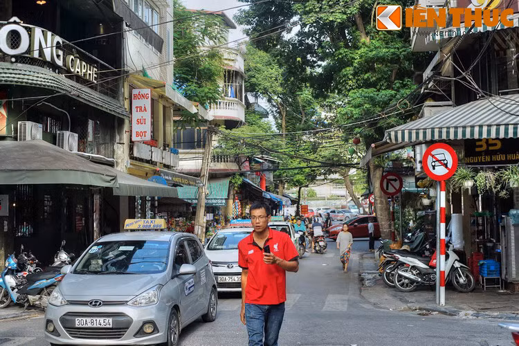 Cuối thế kỷ 19, thực dân Pháp phá bỏ cửa ô Mỹ Lộc và bức tường cũ, sáp nhập hai phố làm một và nối thông với đường Quai Guillemoto (bến Guillemoto) mà dân ta hồi đó vẫn gọi là đường Bờ Sông do được xây dọc đê sông Hồng (phố Trần Quang Khải bây giờ).