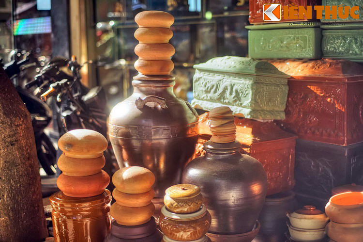 Ngoài các cửa hàng bia mộ, phố Hàng Mắm còn có một số cửa hàng chuyên bán đồ làm bằng chất liệu sành, sứ, đất nung, đá...