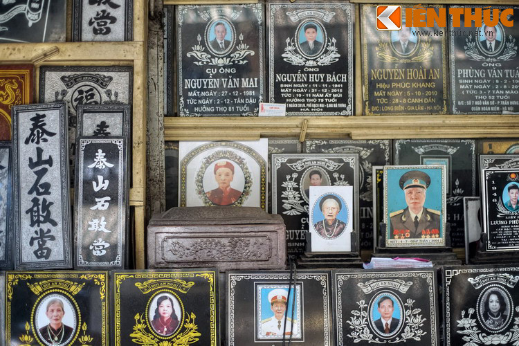 Các cửa hàng bia mộ tập trung gần ngã tư Hàng Mắm – Nguyễn Hữu Huân. Bia mộ ở đây làm bằng đá, họ tên người quá cố, ngày sinh, ngày mất, hoa văn trang trí được chạm khắc tinh xảo, kiểu mẫu đa dạng tùy theo yêu cầu khách hàng.