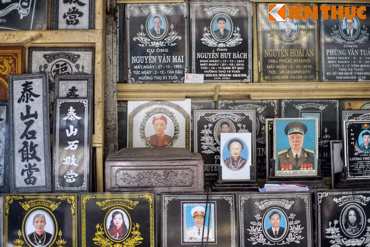 Các cửa hàng bia mộ tập trung gần ngã tư Hàng Mắm – Nguyễn Hữu Huân. Bia mộ ở đây làm bằng đá, họ tên người quá cố, ngày sinh, ngày mất, hoa văn trang trí được chạm khắc tinh xảo, kiểu mẫu đa dạng tùy theo yêu cầu khách hàng.