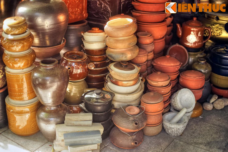 Các mặt hàng này chủ yếu là đồ dùng trong các gian bếp truyền thống như vại, âu, liễn, chày, cối, đá mài... được bày tràn trên vỉa hè tạo nên cảnh tượng khá lạ mắt.