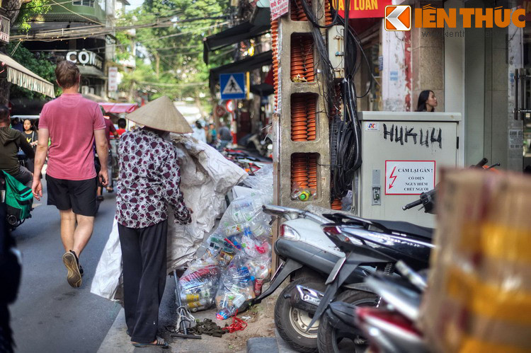Theo học giả Hoàng Đạo Thúy, sau Thế chiến I (1914 – 1918), phố Hàng Mắm còn nhiều cửa hàng bán mắm tôm đặc đựng trong chậu sành, gạt bằng xương sườn trâu; mắm tôm loãng đựng trong vại; nước mắm đựng trong những kiệu cao bằng đầu người, chôn xuống đất, đậy nắp, vợi ra thùng gỗ bán dần; cua rạm muối v.v...