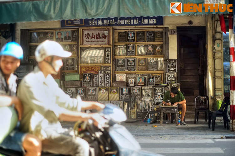 Ngày nay, dấu tích nghề bám mắm không còn hiện diện trên phố Hàng Mắm. Nhắc đến con phố này, nhiều người Hà Nội sẽ nghĩ đến một nghề khác đặc biệt, đó là nghề làm bia mộ.