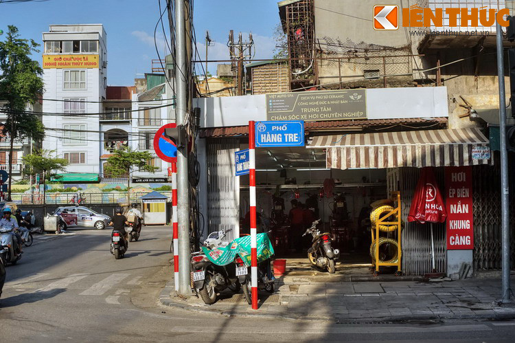 Vào những năm 1970 – 1980, phố Hàng Tre được biết đến với nghề hàn vá yếm xe vỡ và nắn khung, tân trang lại những chỗ tróc, sứt, rỉ, rỗ của ô tô, xe máy các loại.