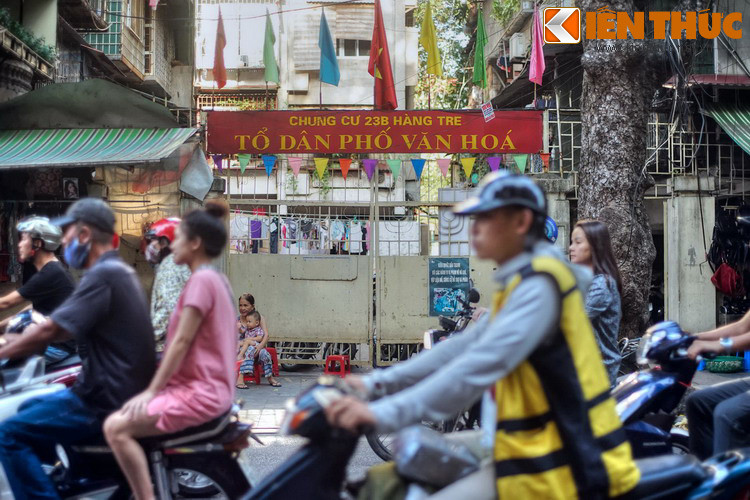 Trên bàn hành chính của Hà Nội thời thuộc địa, người Pháp gọi phố Hàng Tre là rue des Bambous, dịch đúng nghĩa đen tiếng Việt. Năm 1945 phố lấy lại tên tiếng Việt là phố Hàng Tre.