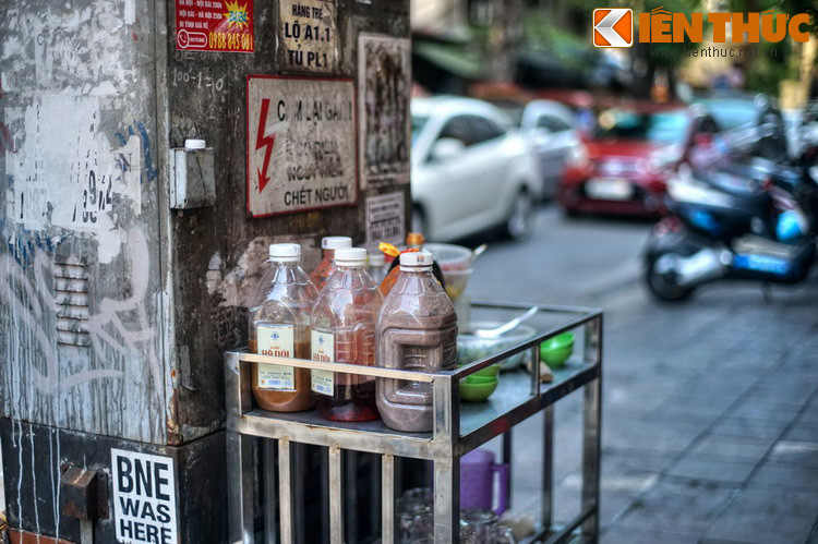 Phố cũng được biết đến như một nơi có nhiều cửa hàng ăn uống bình dân vừa ngon vừa rẻ.