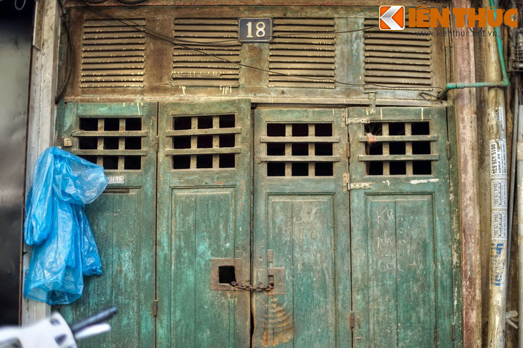 Trở lại với phố Hàng Tre đầu thế kỷ 20, khi đó Hà Nội được mở rộng và xây dựng thêm thì tre gỗ không còn bán ở phố này nữa. Hàng Tre thời đó có ít cửa hàng buôn bán, nhà cửa chủ yếu để cư ngụ nên thường xây thành nhiều gian cho thuê.