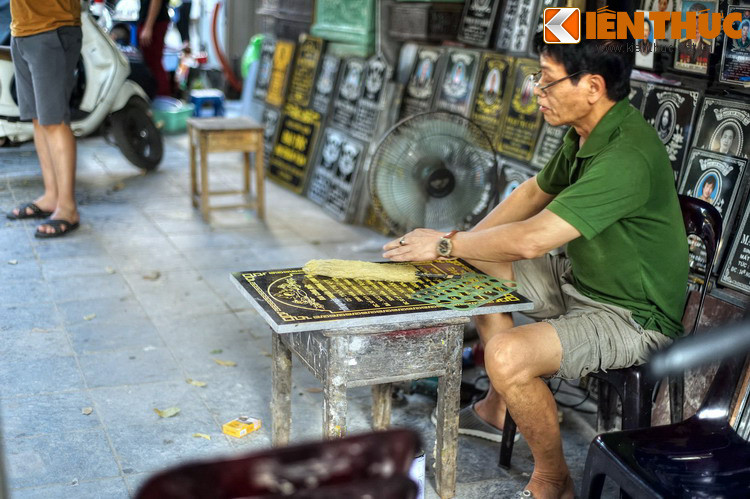 Ngày nay, dấu tích nghề bám mắm không còn hiện diện trên phố Hàng Mắm. Nhắc đến con phố này, nhiều người Hà Nội sẽ nghĩ đến một nghề khá đặc biệt, đó là nghề làm bia mộ.