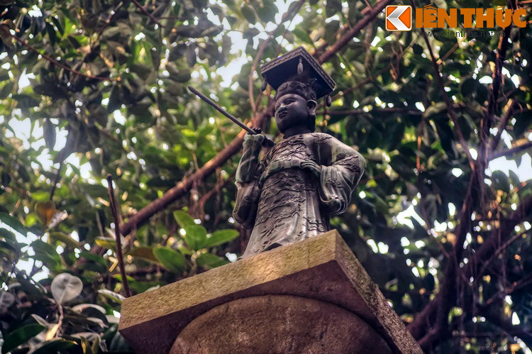 Trên đỉnh trụ là tượng vua Lê Thái Tổ được đúc bằng đồng. Tượng cao khoảng 1,2 mét, tạo hình trong tư thế đứng, tay phải cầm kiếm hơi chúc xuống, tay trái chống vào hông. Đầu vua đội mũ bình thiên, bốn góc có treo kim tòng, mình mặc áo long bào, đeo đai lưng.