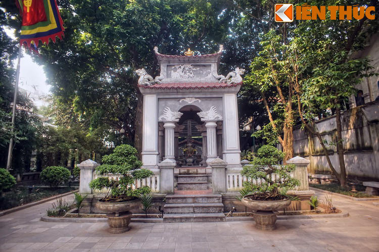 2. Nằm bên bờ Tây hồ Gươm, tượng đài vua Lê Thái Tổ là tượng đài cổ nhất của Hà Nội. Theo sử cũ, khu vực xây tượng đài xưa kia từng có một đền thờ vua Lê Thái Tổ. Đến năm 1894, tượng đài được dựng trên nền đền cũ để tưởng nhớ vua Lê vì Hồ Gươm gắn với truyền thuyết vua trả gươm cho thần Kim Quy.