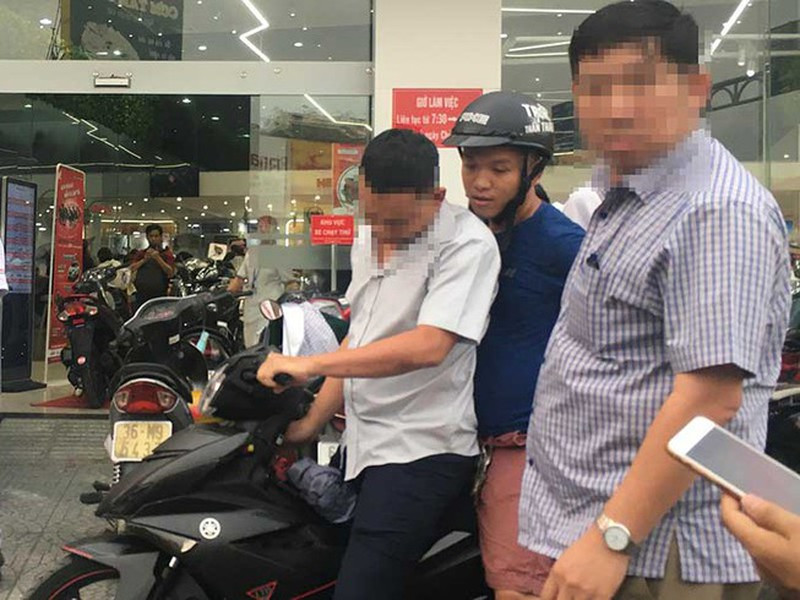 Tuoc quan tich, bat thieu uy cong an 