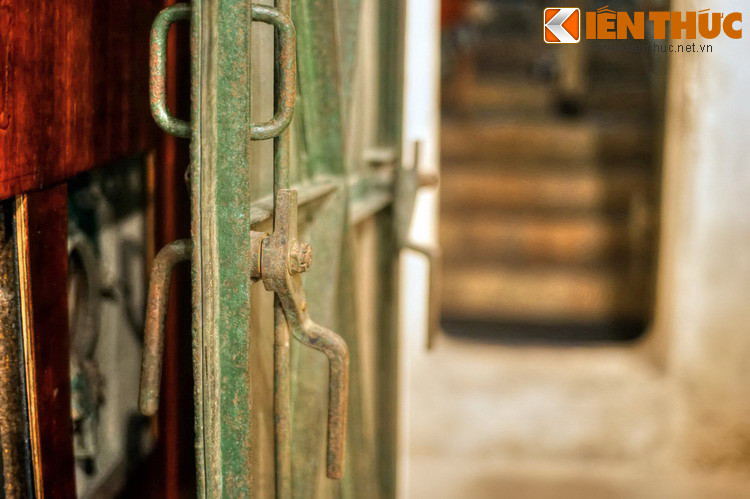 Thiết bị đảm bảo an toàn cho hầm T1 gồm có cửa nặng phòng chống áp lực, cửa nhẹ kín phòng độc và phóng xạ. Khi có người ra hay vào phải mặc đồ chống độc và vệ sinh phòng độc.