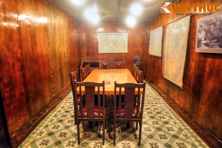 Phòng giao ban tác chiến rộng khoảng 20 m2, là chỗ làm việc của trực ban trưởng. Đây cũng là nơi các lãnh đạo cao cấp của Đảng, Nhà nước, quân đội đến làm việc, chỉ huy trong suốt hai cuộc chiến tranh phá hoại miền Bắc của đế quốc Mỹ.