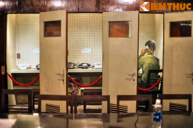 Trong phòng trực ban tác chiến có một số khoang riêng biệt dành cho tổng đài viên, trang bị máy điện thoại và các thiết bị thông tin liên lạc khác.