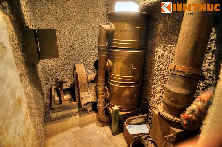 Hầm cũng có hệ thống thông hơi lọc độc. Lượng hơi vào qua một hệ thống phòng sóng, sau đó đến phòng lọc bụi độc, để nếu không khí có độc sẽ được lọc rồi đưa hơi sạch vào. Trên nóc hầm có điều hòa nước và một hệ thống bể nước để chạy máy điều hòa không khí.