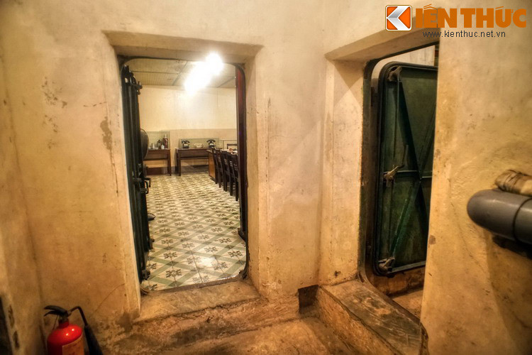 Việc thi công được thực hiện cả ngày lẫn đêm trong bí mật và không được phép sai sót. Trong quá trình xây dựng hầm, Bộ Tổng tham mưu quyết định đánh sập tầng hai nhà làm việc của Cục Tác chiến, tạo ra đống đổ nát ngụy trang, tránh sự phát hiện của máy bay do thám.